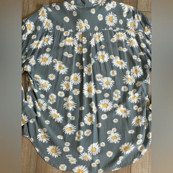 Z Supply Button down Top Green Floral Top Pocket detail | Small - Green Daisy - Picture 10 of 13